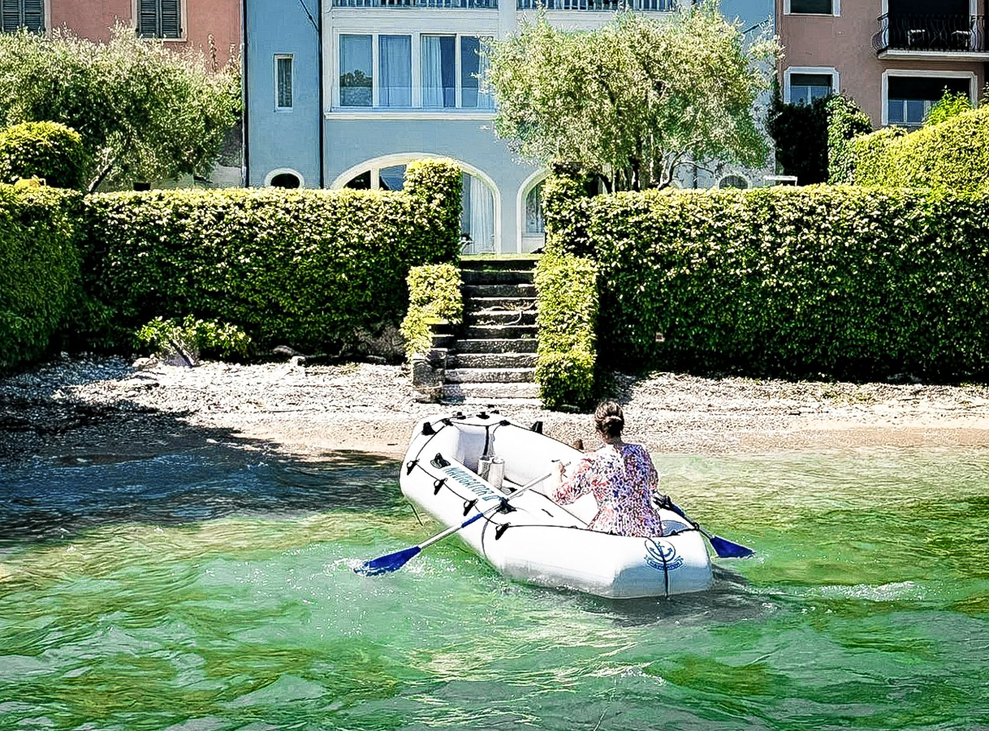 Beach image with dinghy in Salò