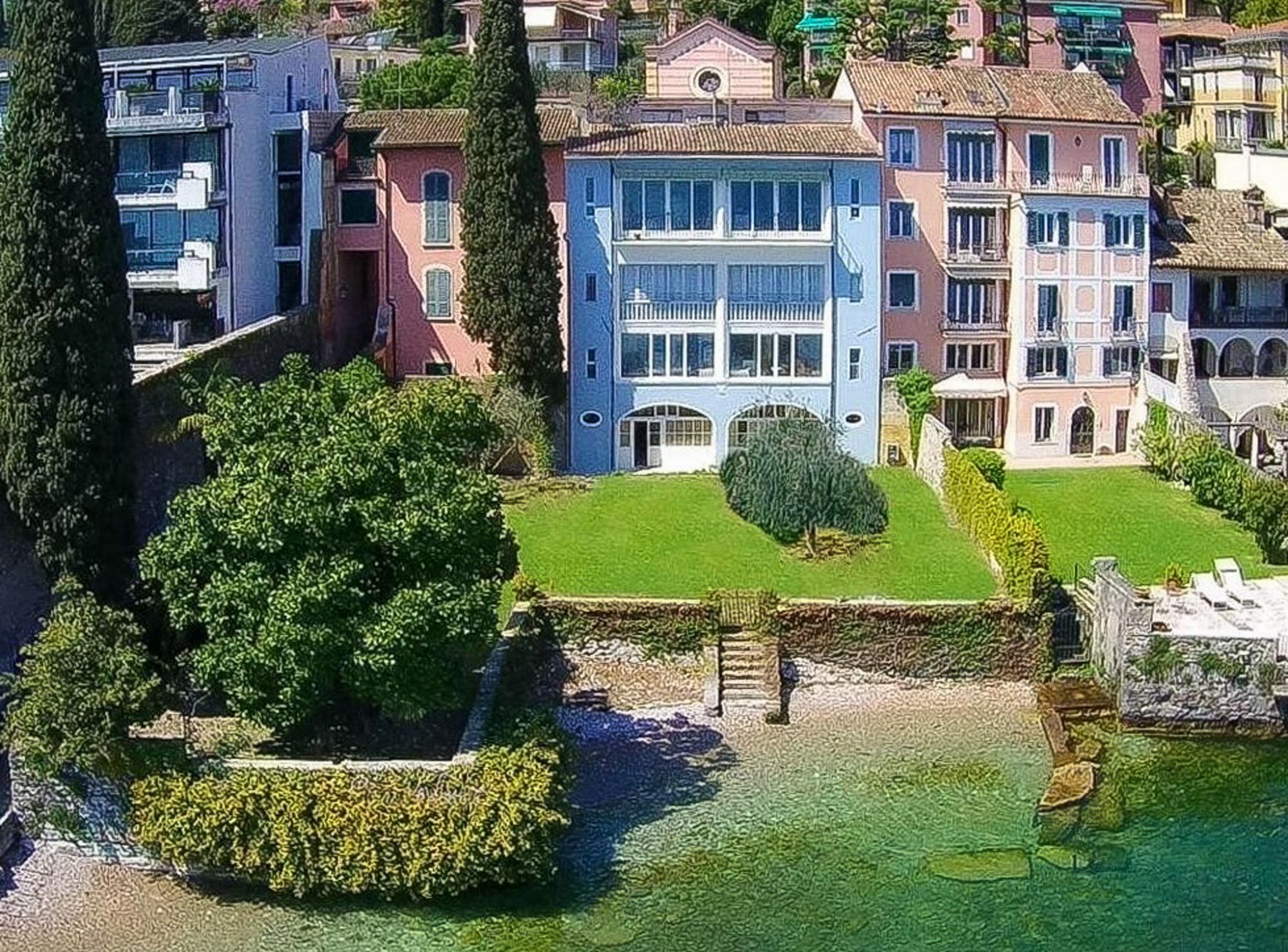 Image of a beach house on Lake Garda